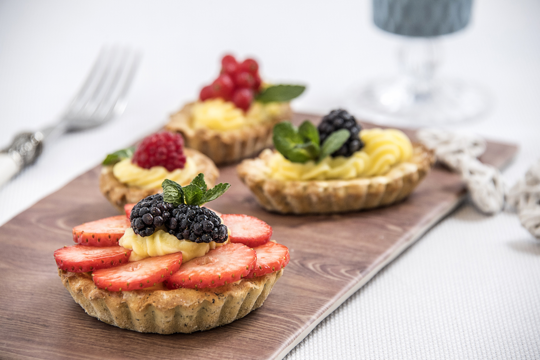 Gluten-free wholemeal tartlets with cream and fruit