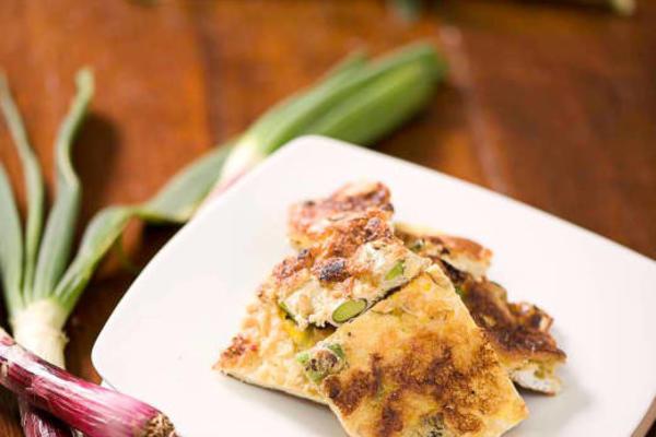 Gluten-free omelette of broad beans and Tropea onions