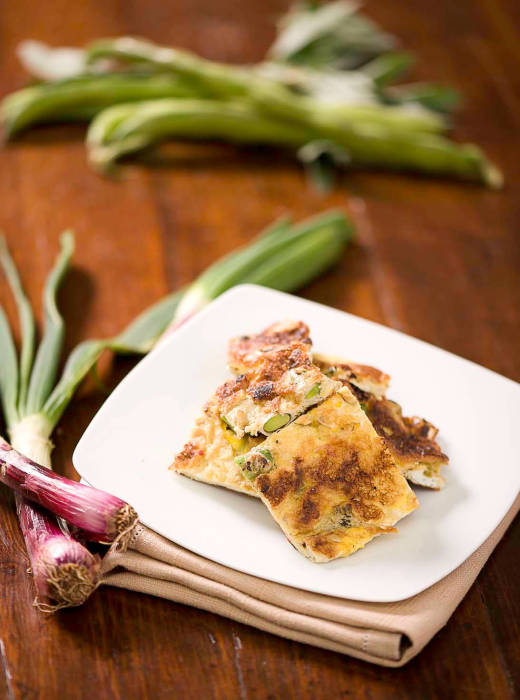 Gluten-free omelette of broad beans and Tropea onions
