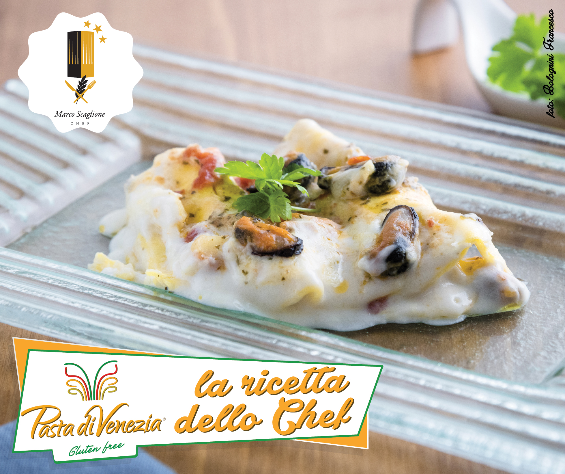 Lasagna senza glutine all'uovo con latte senza lattosio frutti di mare e gratinata in forno con pan grattato aromatizzato al timo