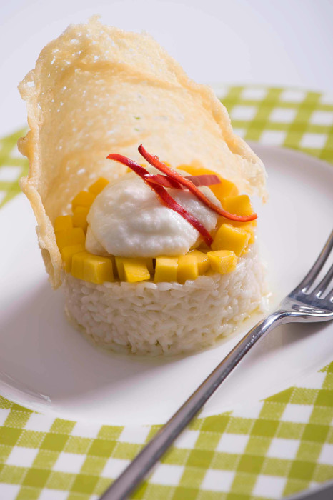 Rice crown with mozzarella mousse and gluten-free mango