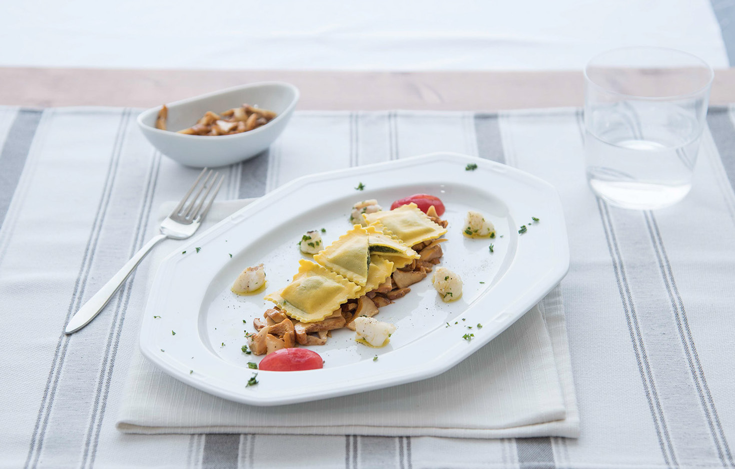 Ravioli senza glutine di ricotta e spinaci con finferli e rana pescatrice