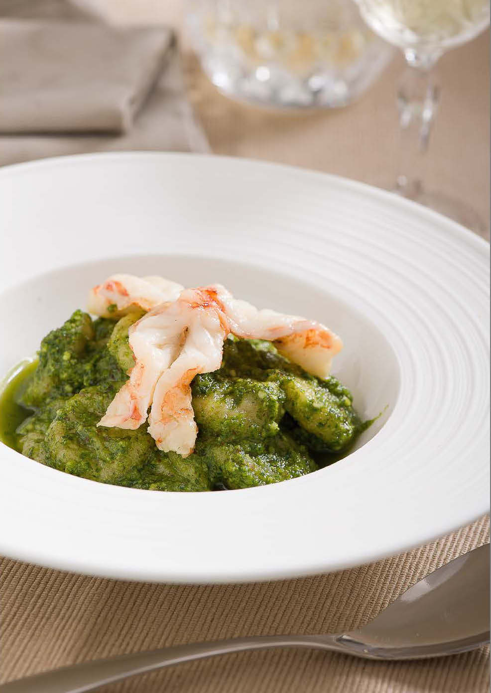 Gluten-free gnocchi of amaranth and potatoes with scampi and pesto 