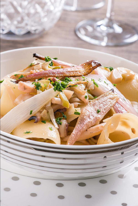 Gluten-free corn paccheri with Tropea onion and scalded cuttlefish