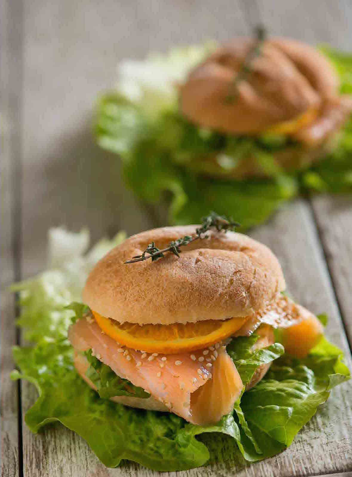 Panino senza glutine con salmone affumicato a fette, sesamo e insalata romana