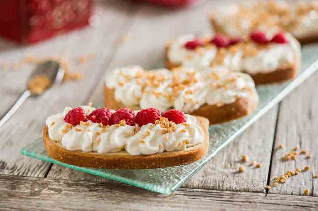 Crostone di pane senza glutine con mousse spalmadile di ricotta vaccina, miele mille fiori e nocciole del piemonte tostate