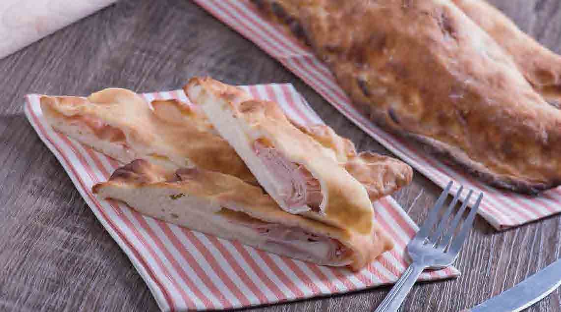 Calzone di quinoa senza glutine con prosciutto cotto e mozzarella 