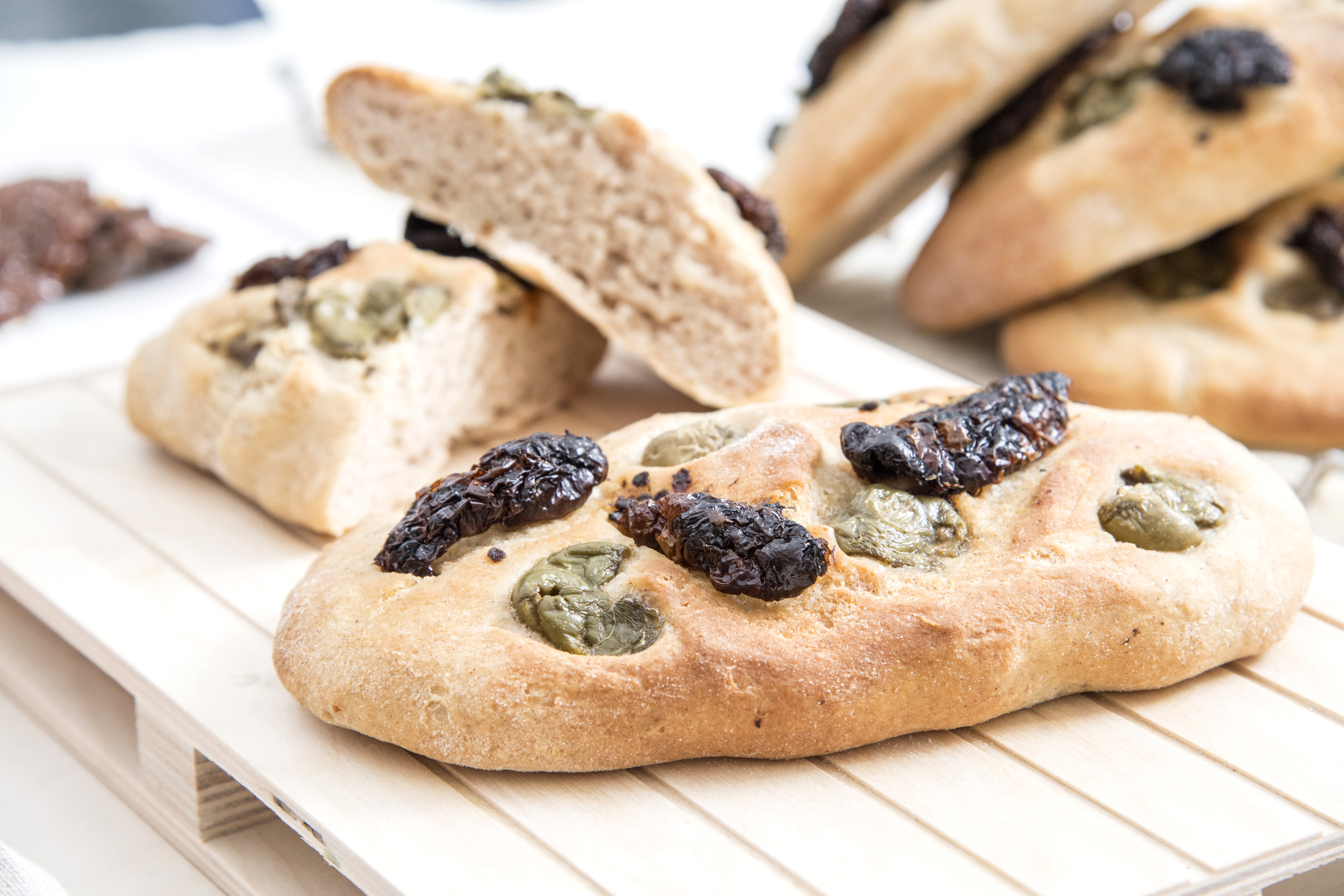 Ciabattina senza glutine al sorgo con pomodoro secco e olive