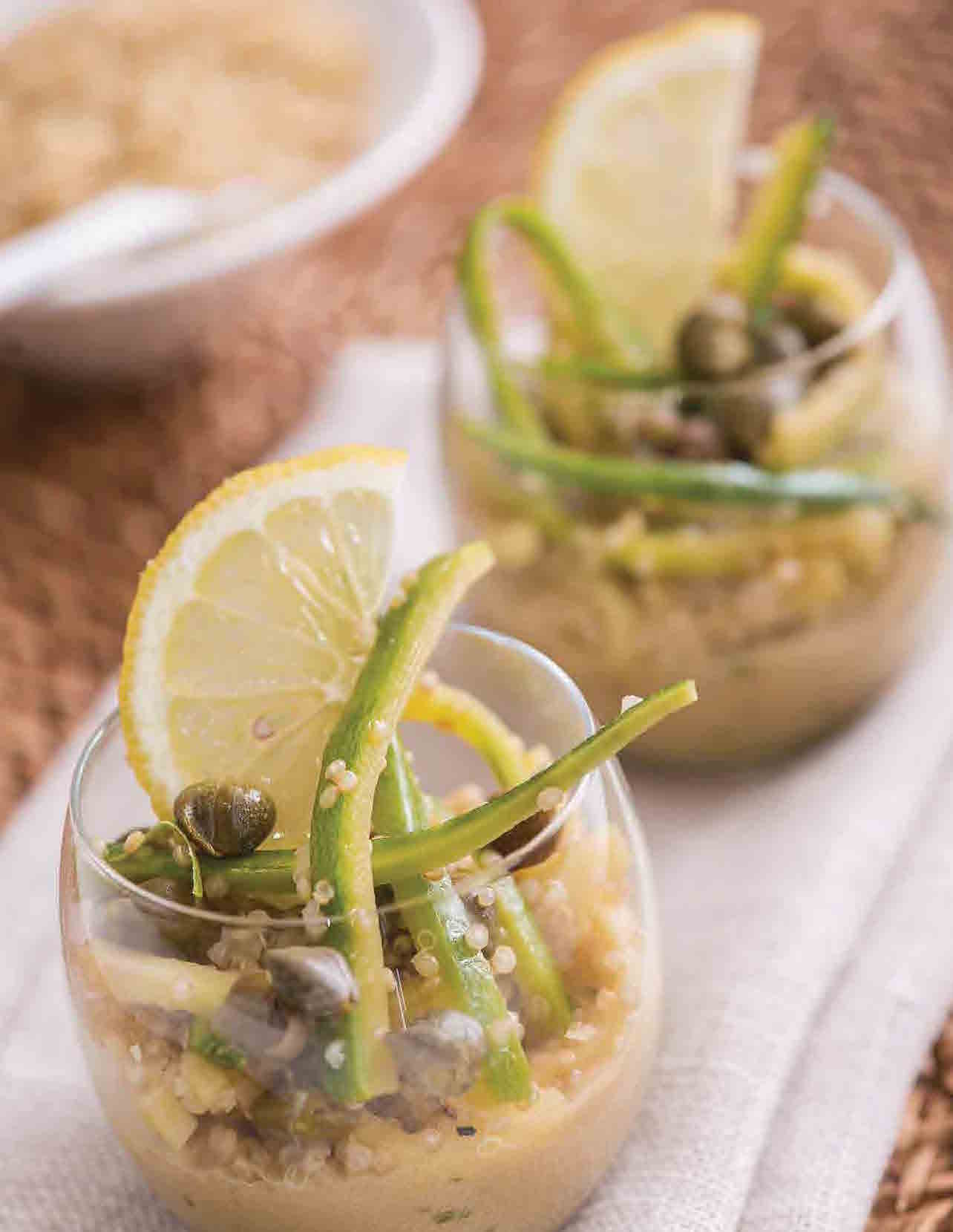 Bicchierini di quinoa senza glutine con zucchine marinate e salsa di ceci