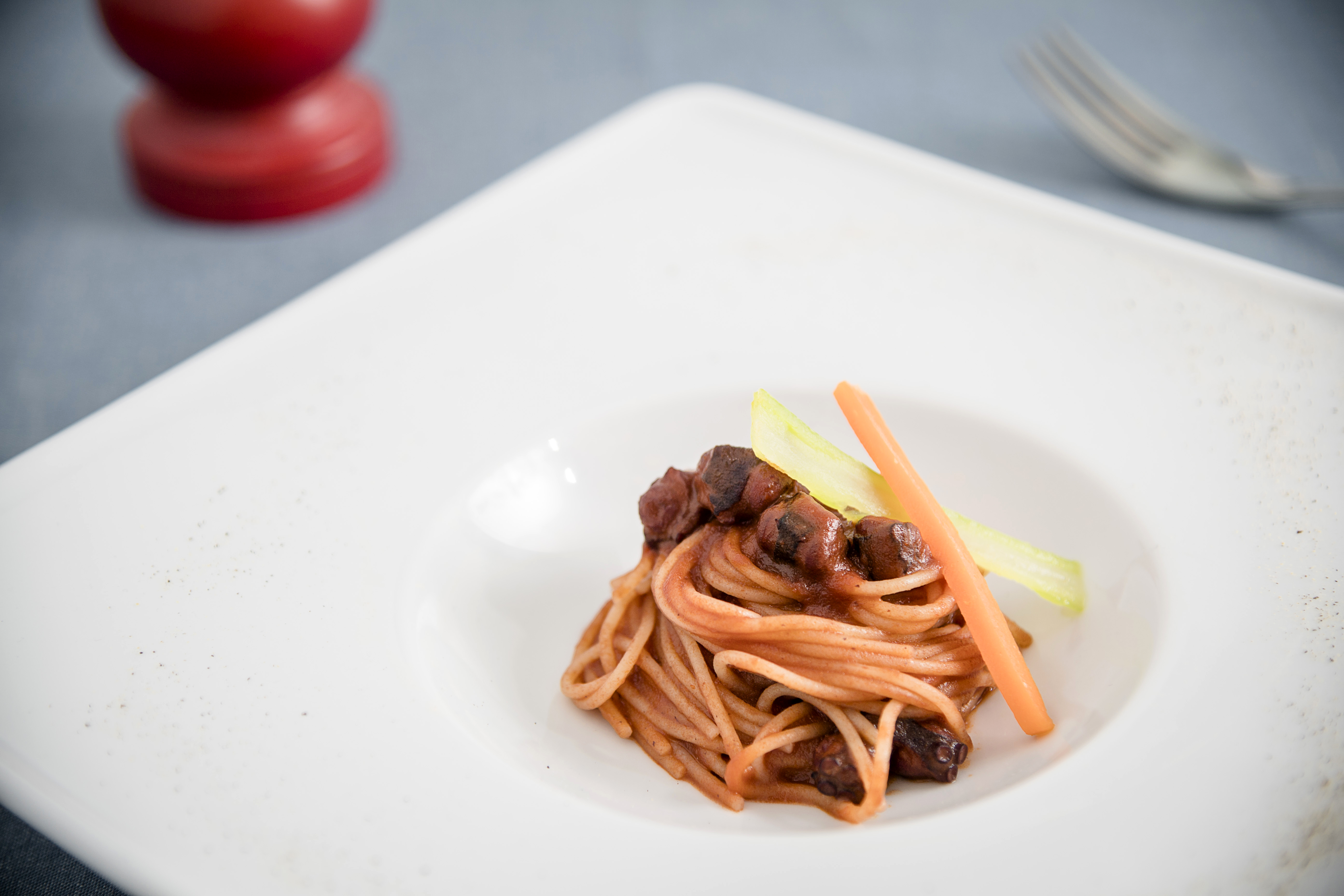 Gluten-free Maize spaghetti with octopus ragout and crunchy vegetables