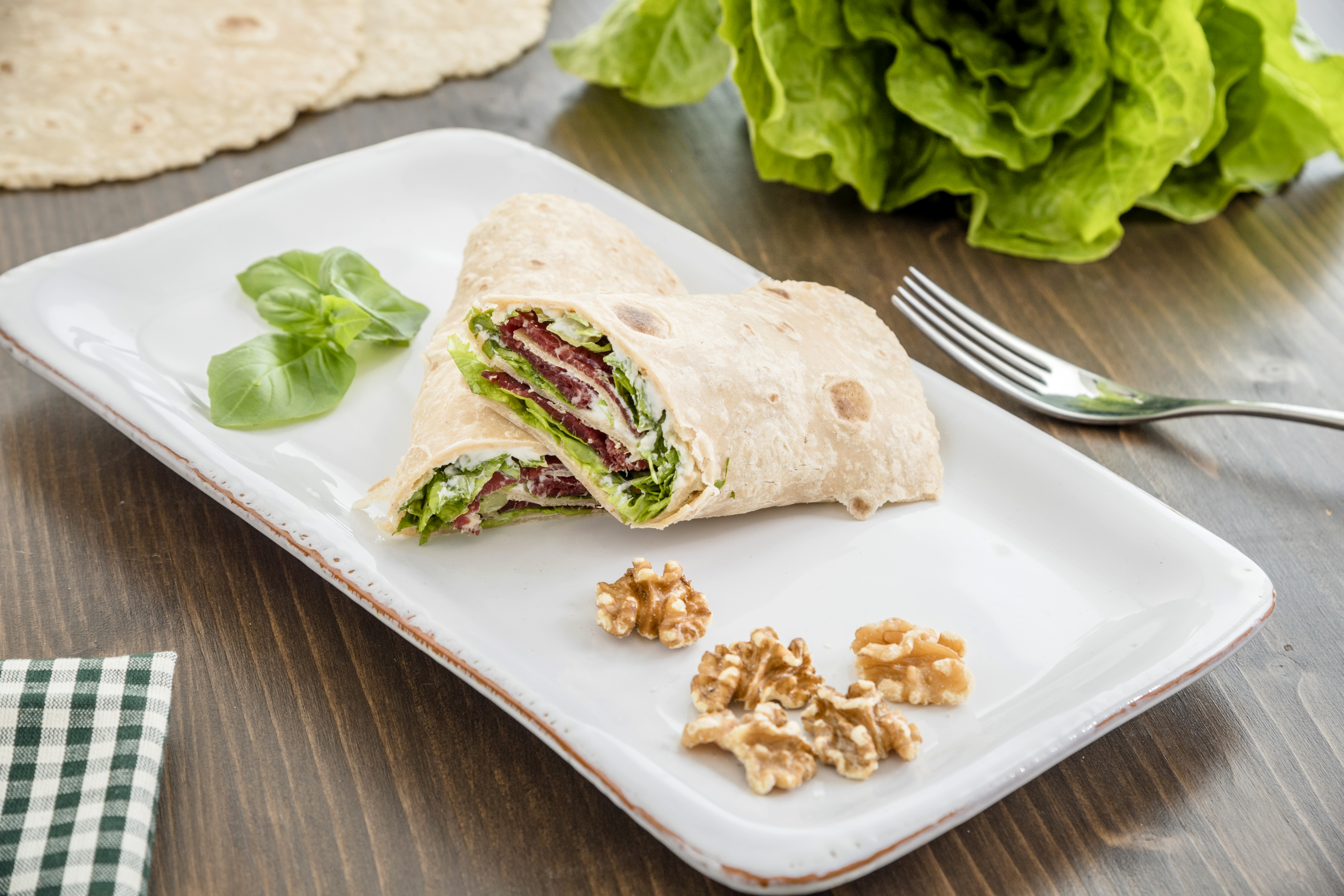 Wrap senza glutine con bresaola della Valtellina, formaggio cremoso aromatizzato alla paprica, gherigli di noci e joulinne d’insalata croccante