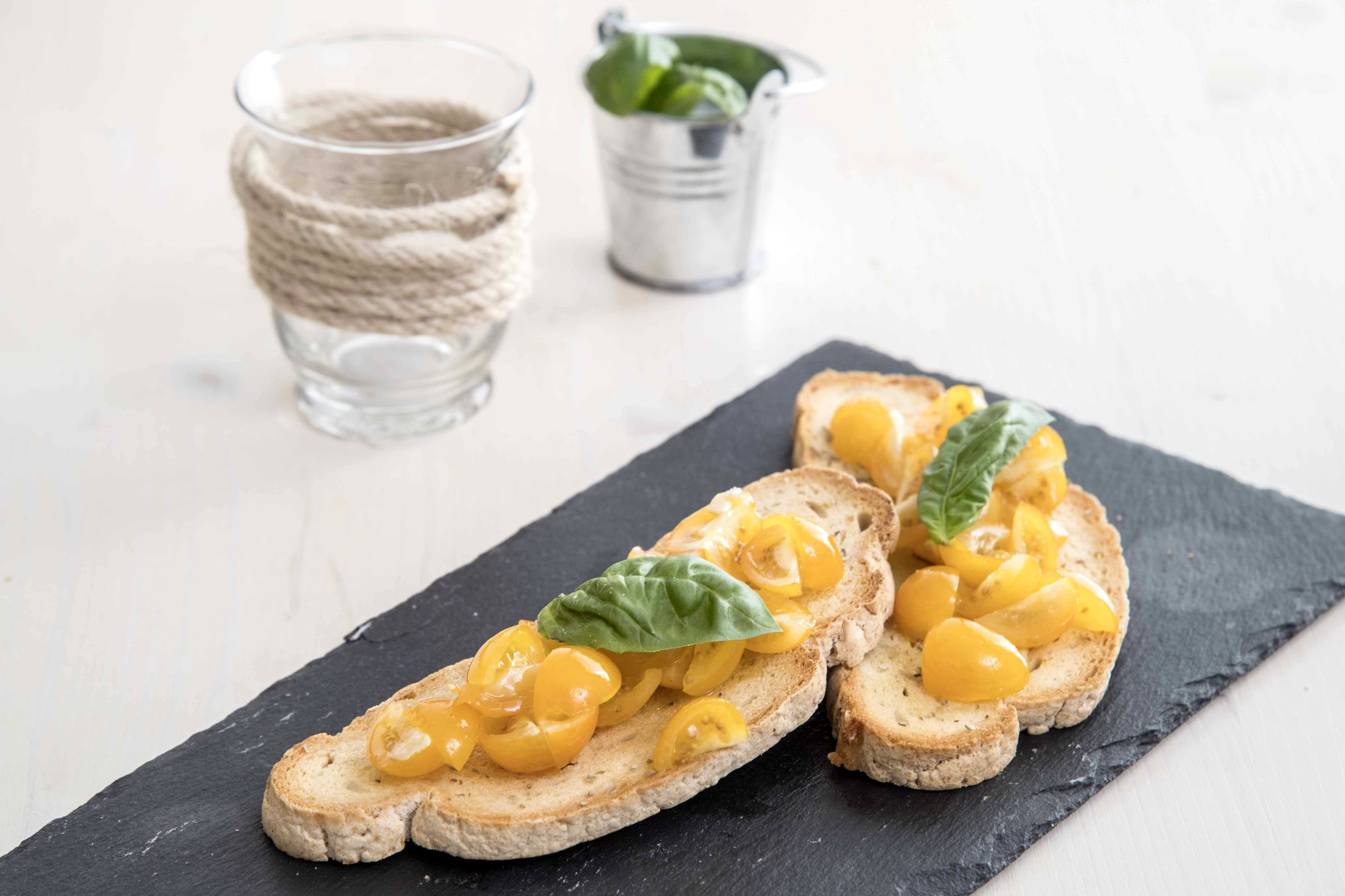 Bruschetta senza glutine all'origano con pomodoro del Piennolo e un filo d'olio extra vergine d'oliva delle campagne salentine   