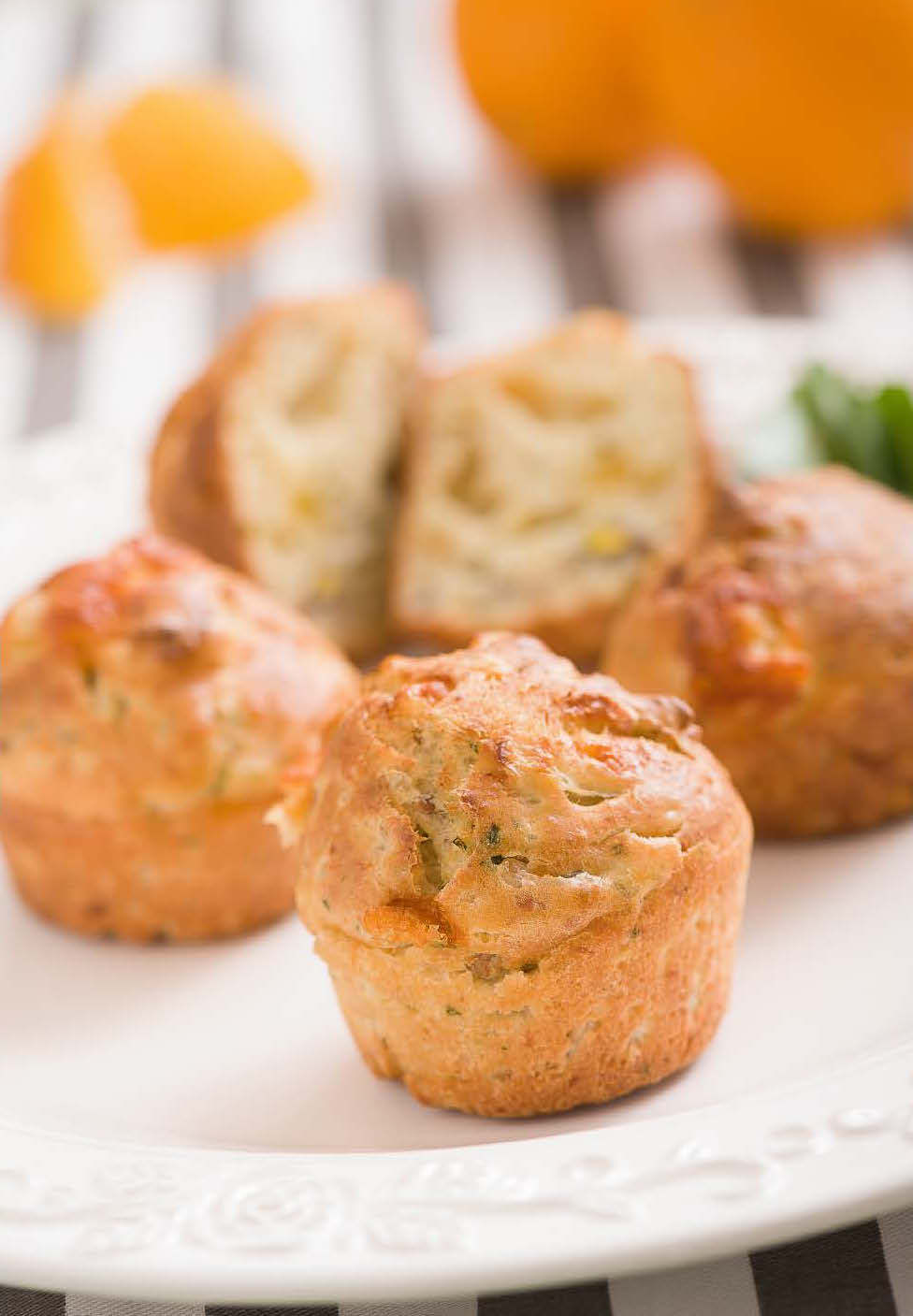 Muffin salati senza glutine con chicchi di grano saraceno, nocciole e scorza di arancia candita