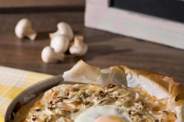 Gorgonzola de pizza blanca sin gluten, cebolla, champiñones y huevo