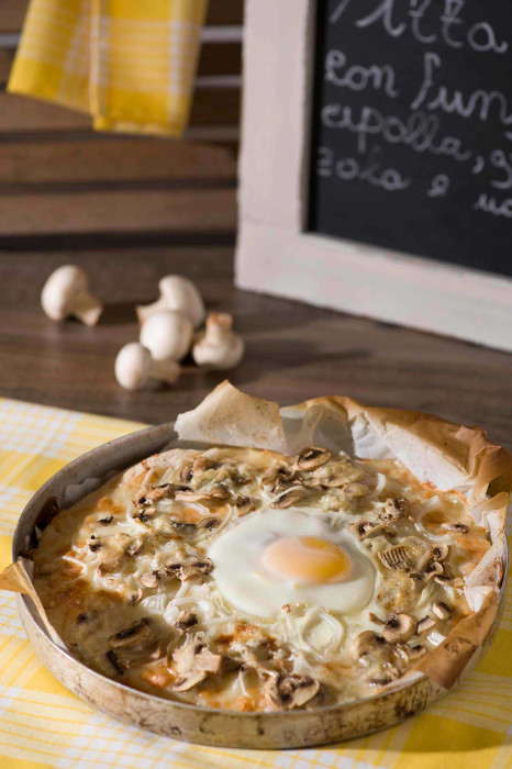 Gluten-free white pizza gorgonzola, onion, mushrooms and egg