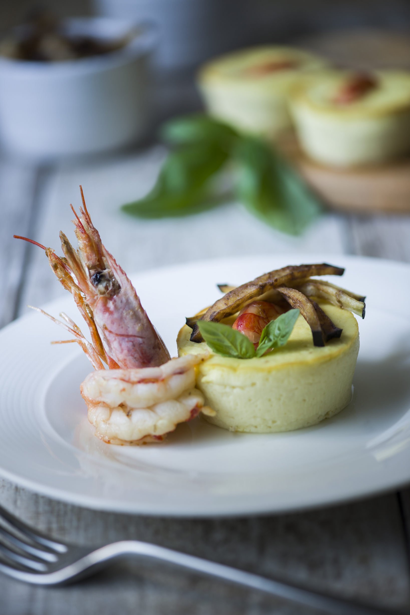 Gluten-free cauliflower flan with prawns and aubergines