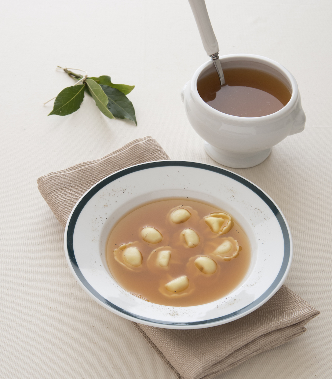 Tortellini de carne sin gluten en caldo de pollo.