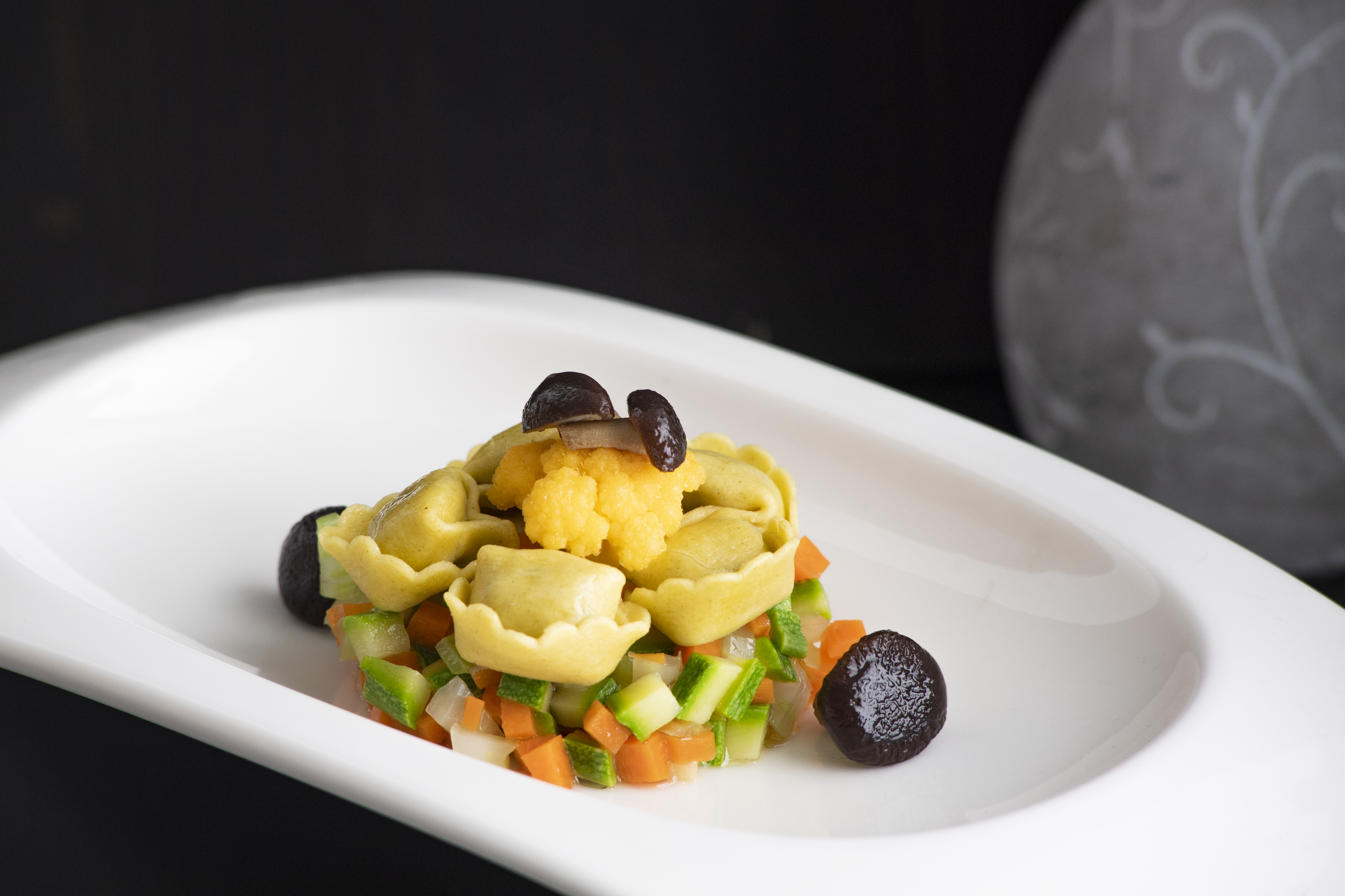 Balanzoni senza glutine con Mirepoix di verdure, cavolfiore giallo e funghi chiodini