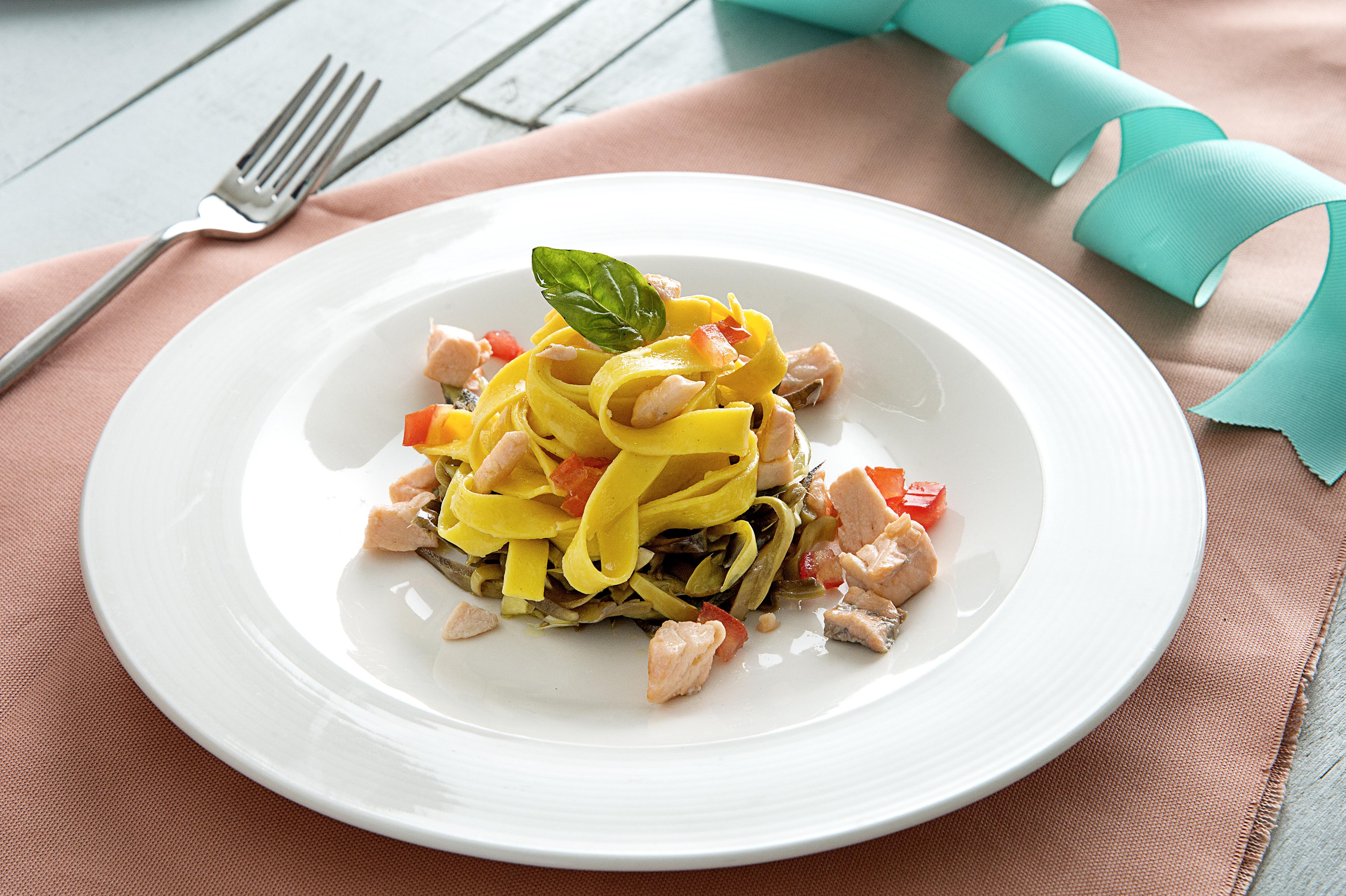 Tagliatelle senza glutine all'uovo con carciofi, salmone e basilico fresco