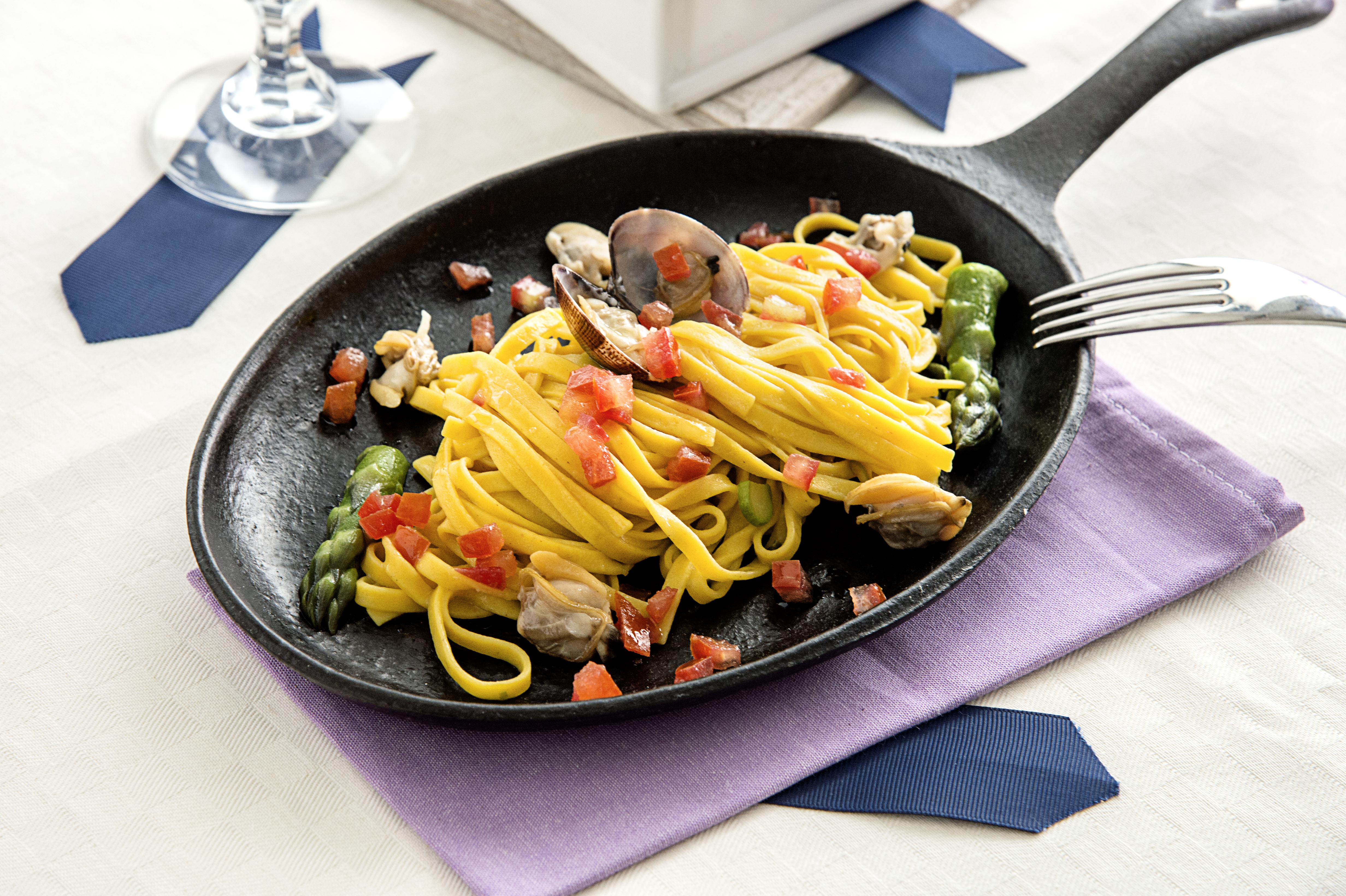 Linguine all'uovo senza glutine con vongole veraci e asparagi croccanti