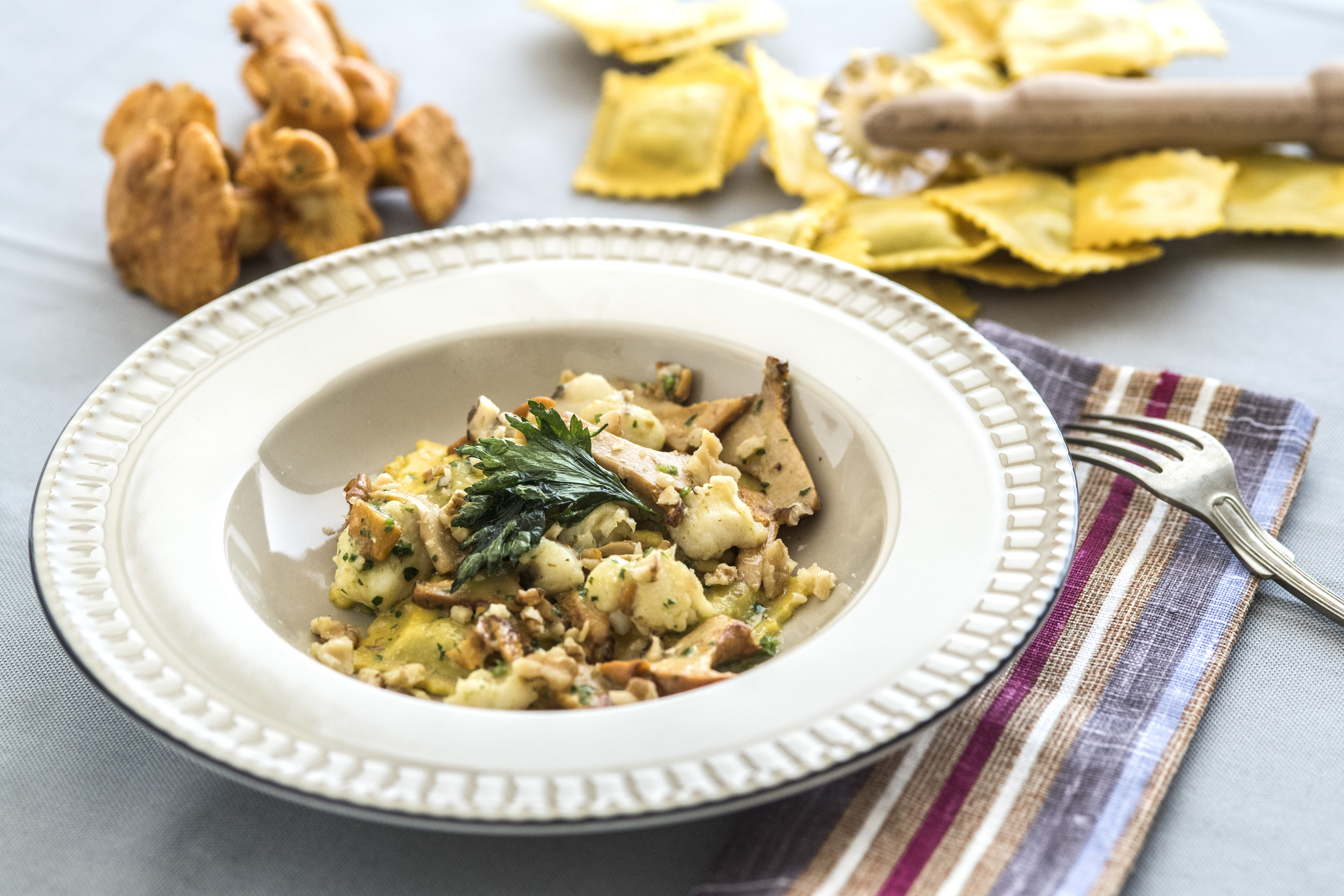 Ravioli di ricotta e spinaci senza glutine con finferli e baccalà