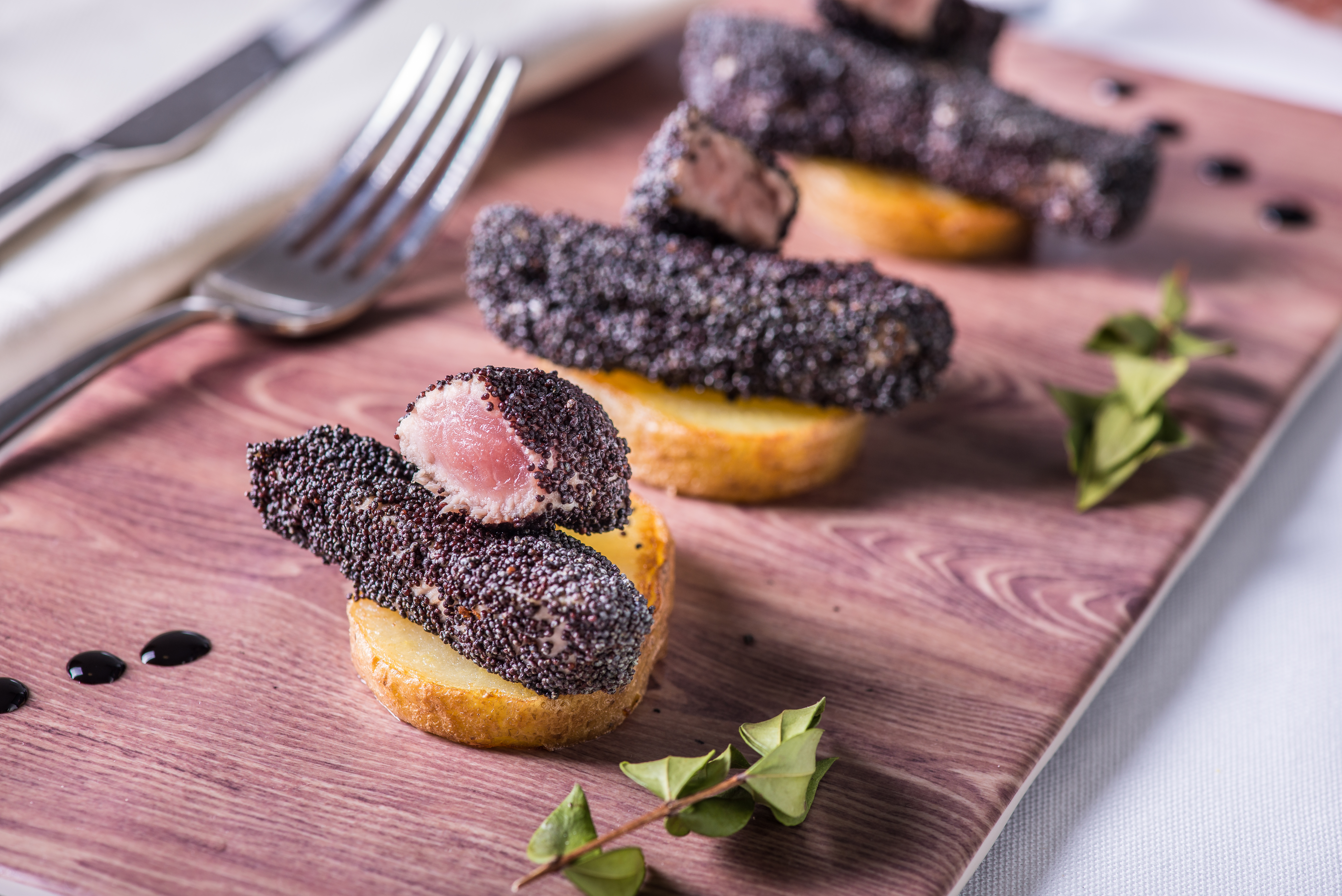 Pork fillet of gluten-free pork with poppy seeds and fried potato medallion