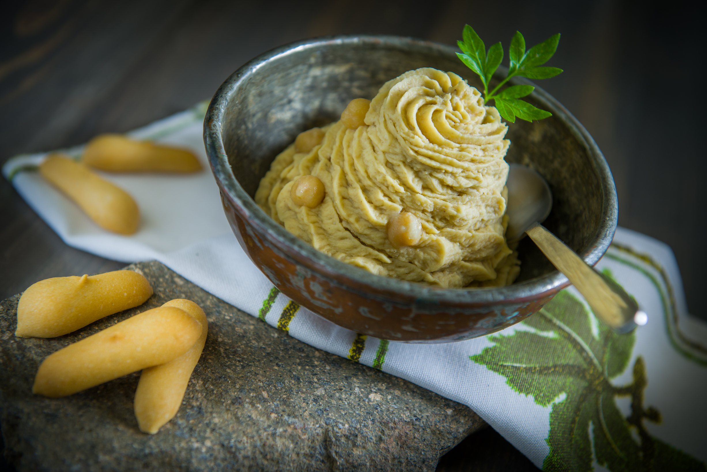 Chickpea humus with gluten-free grissotti