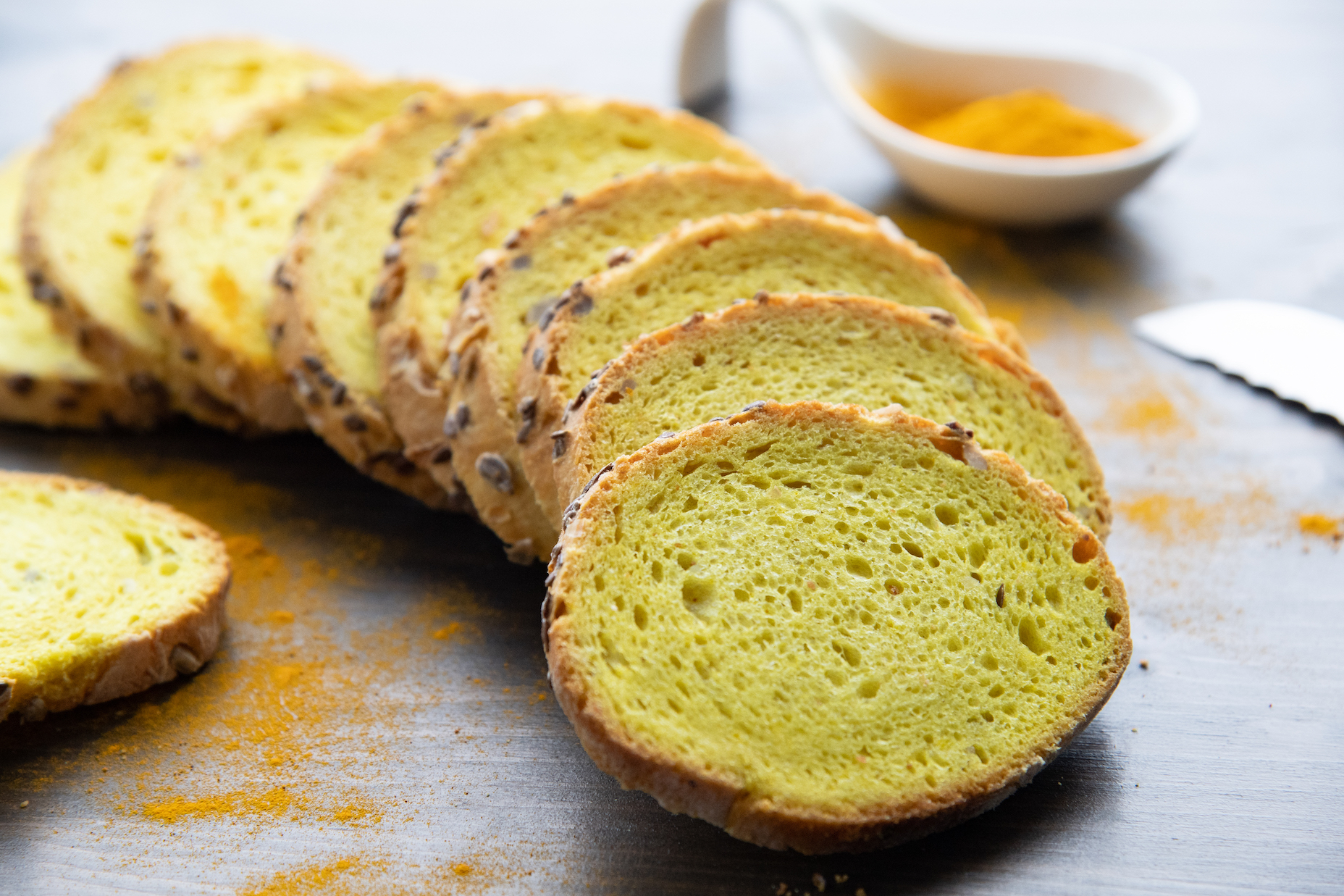 Una hogaza de pan de cúrcuma con harina de habas sin gluten