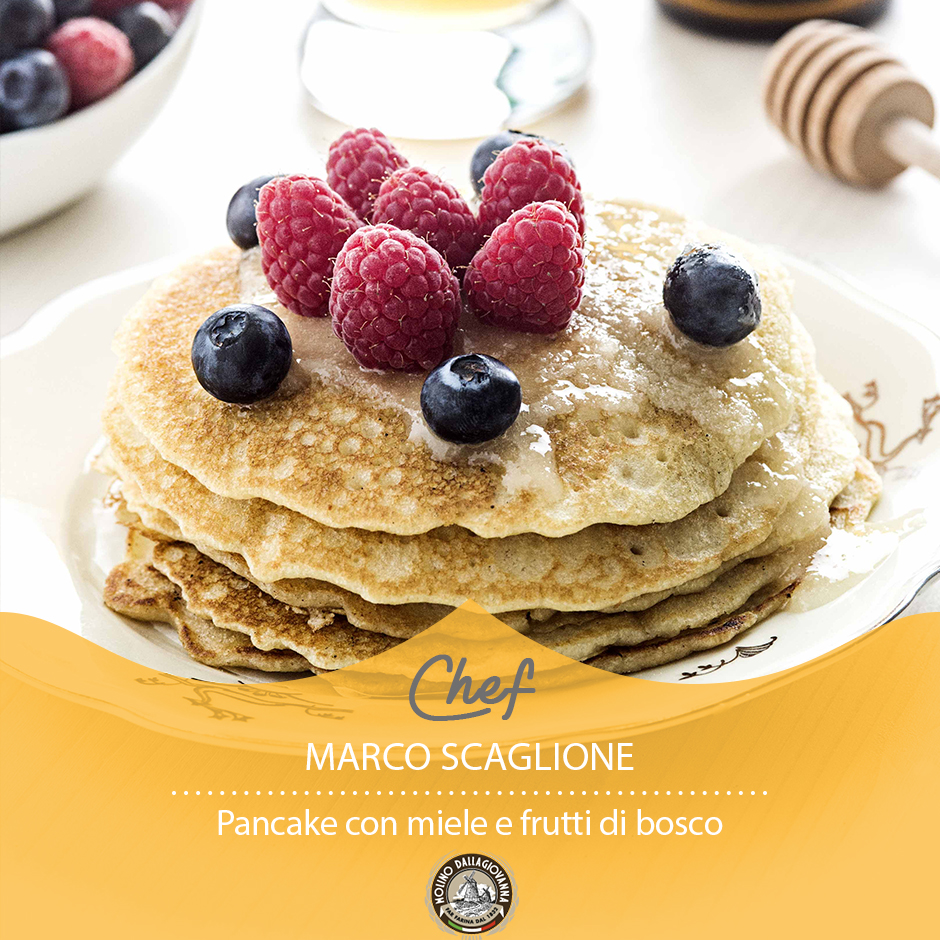 Pancake senza glutine con farina di grano saraceno, miele e frutti di bosco