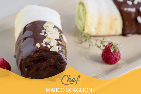 Pan di spagna senza glutine arrotolato con crema di chantilly e glassa di cioccolato