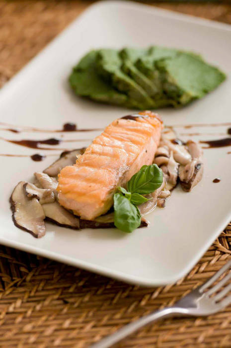 Gluten-free spinach flan with salmon fillet