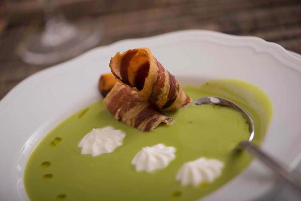 Pea cream with gluten-free crispy pancetta