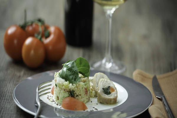 Panzanella senza glutine con pane ai semi di lino e coscetta di coniglio