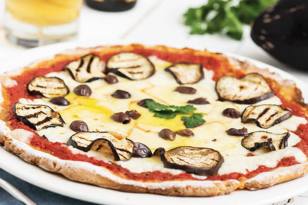 Pizza de origen sin gluten con scamorza, aceitunas y berenjenas a la parrilla