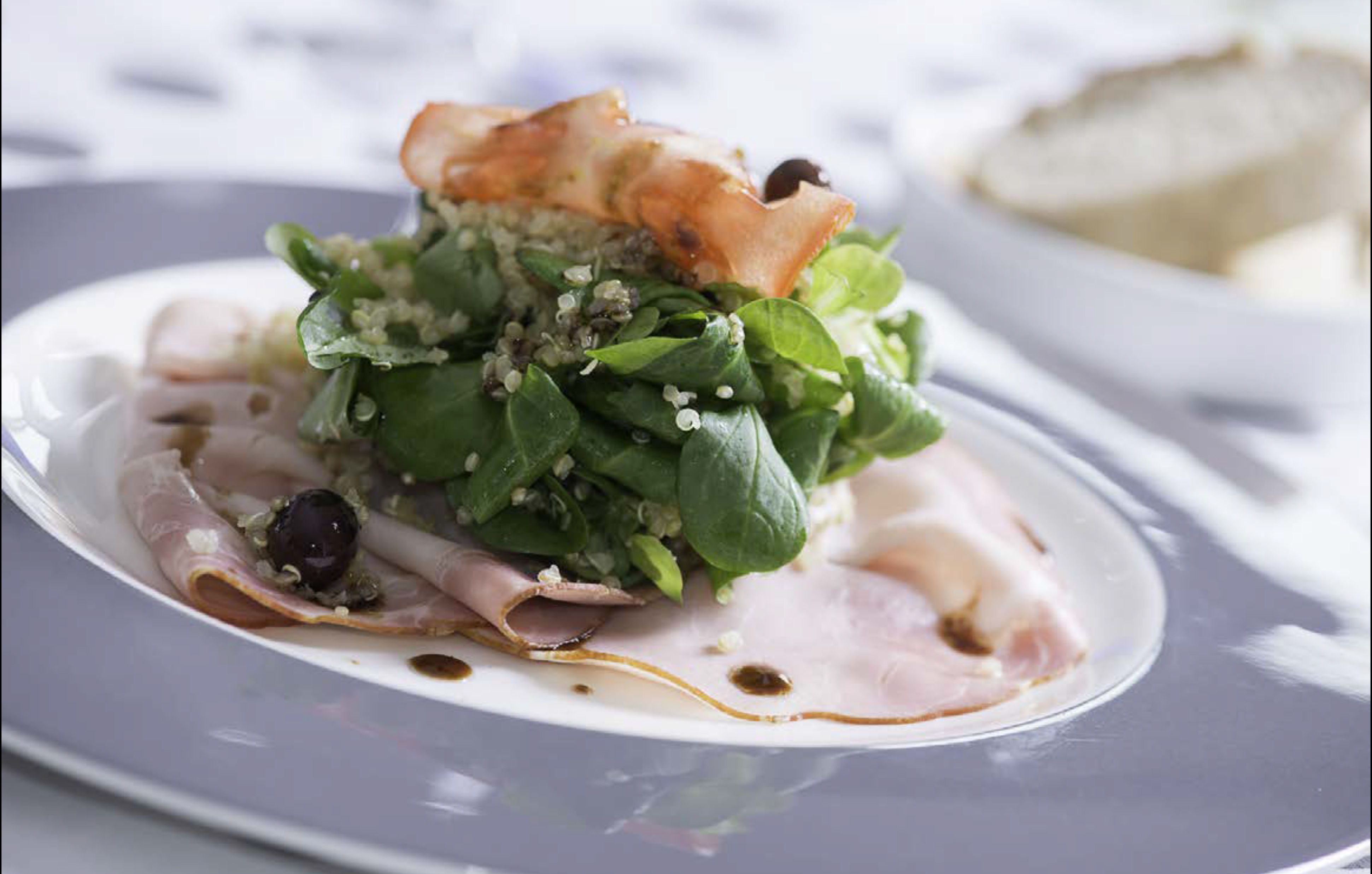 Insalata di quinoa con carpaccio di arista, valeriana e vinaigrette balsamica