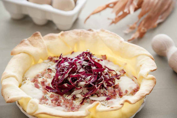 Quiche Loiren con cipolla caramellata, taleggio e cubetti di pancetta stufata alla birra