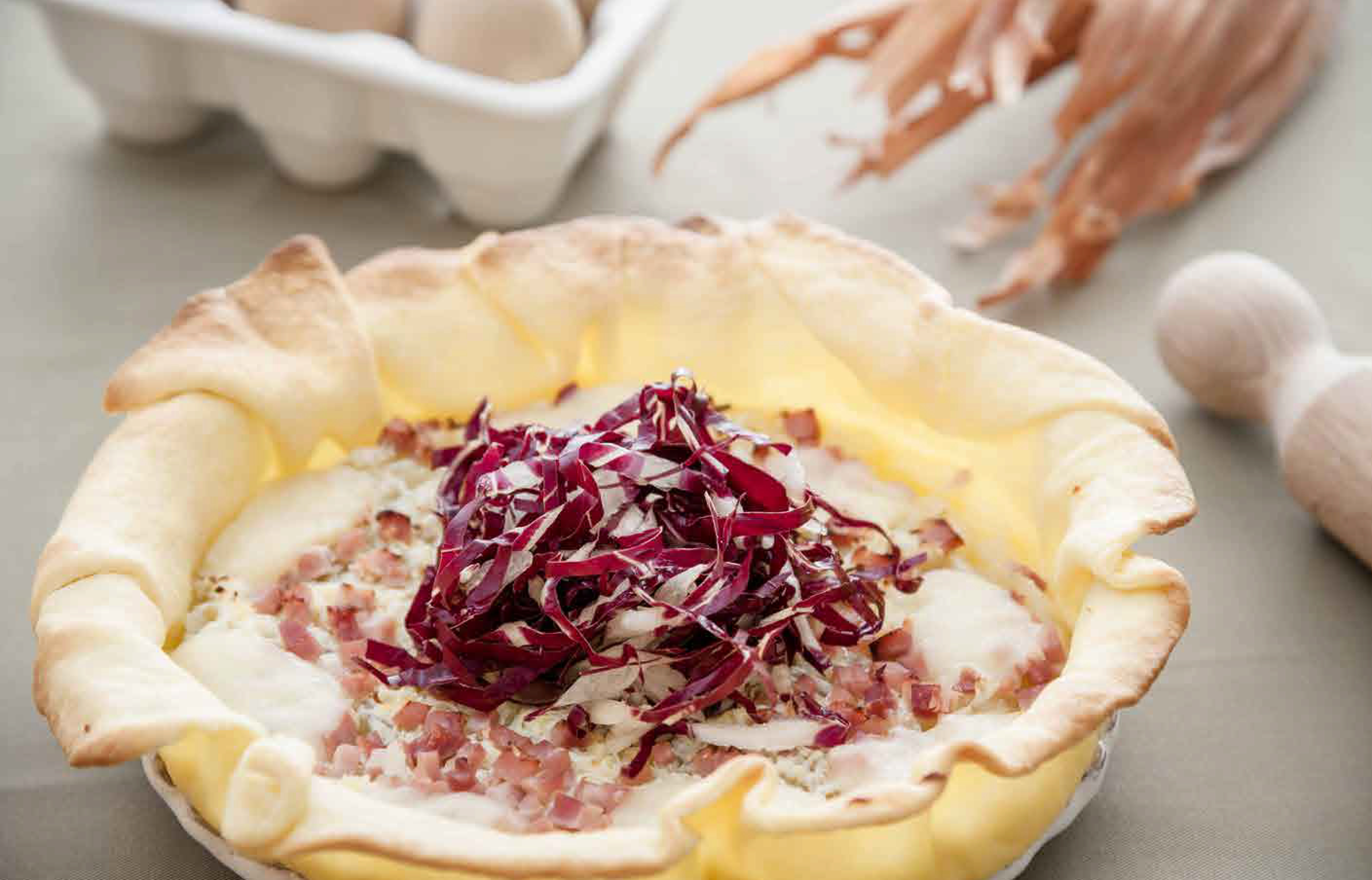 Quiche Loiren con cipolla caramellata, taleggio e cubetti di pancetta stufata alla birra