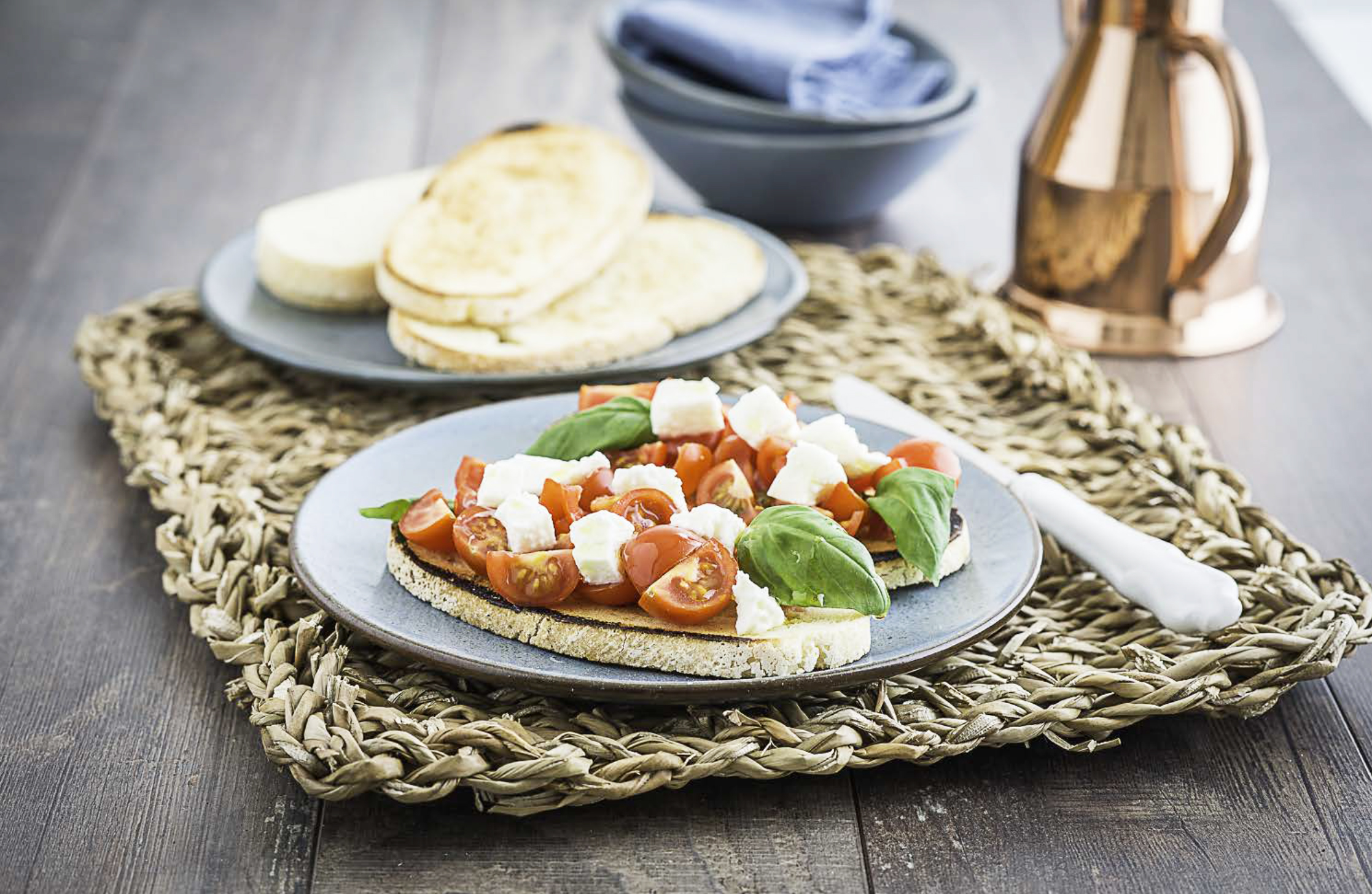 Crostone di pane bianco senza glutine con pomodorino, mozzarella e basilico fresco