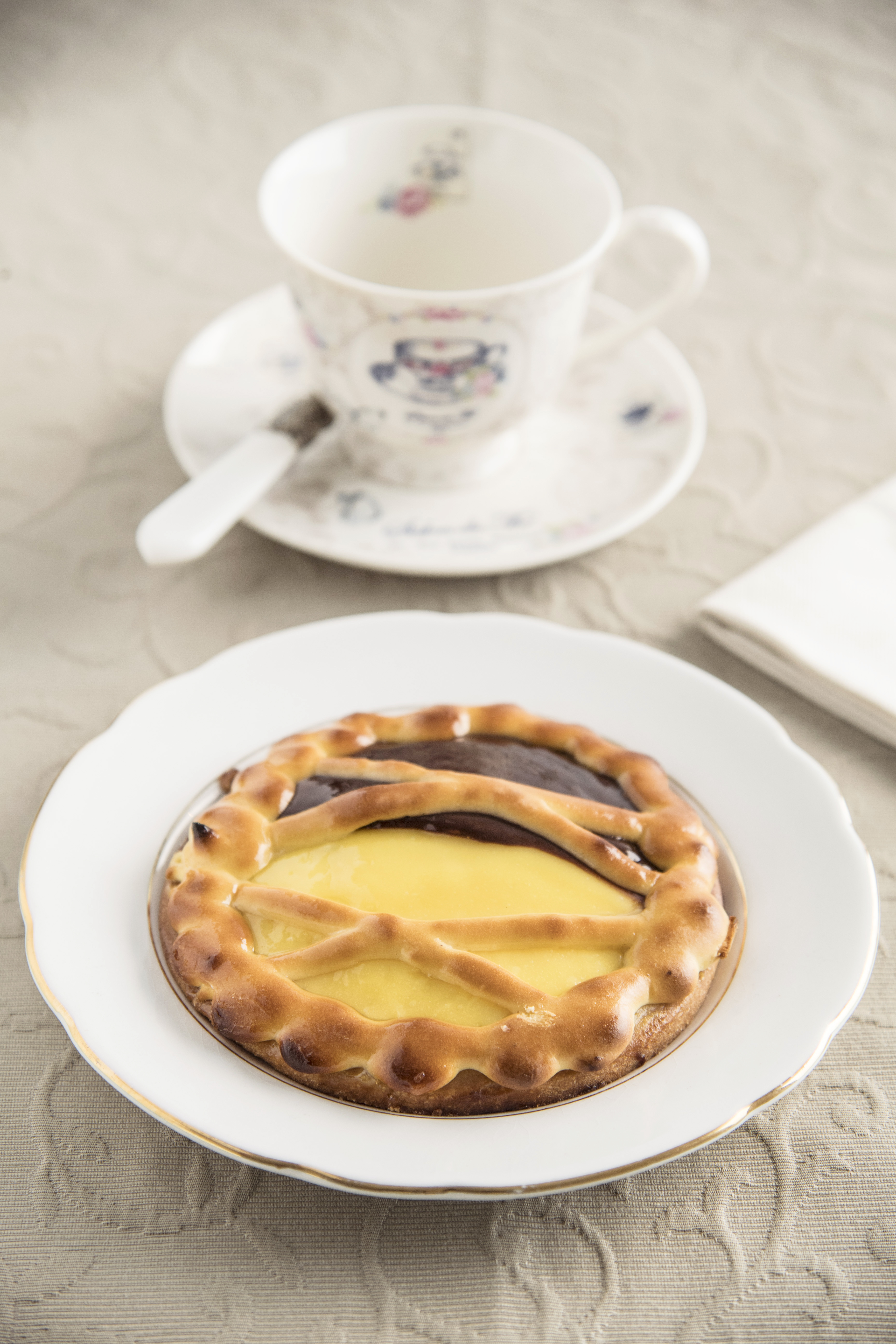 Gluten-free tart with custard and chocolate