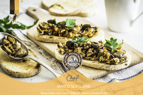 Bruschetta senza glutine con cozze battute, olive e prezzemolo