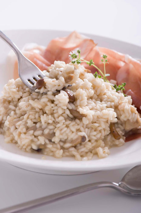 Risotto senza glutine con speck e funghi alla maggiorana