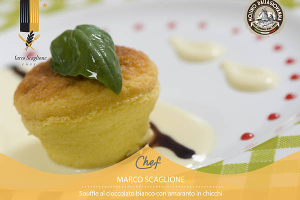 Soufflé al cioccolato bianco, crema di ananas, Aceto Balsamico e gocce di fragola