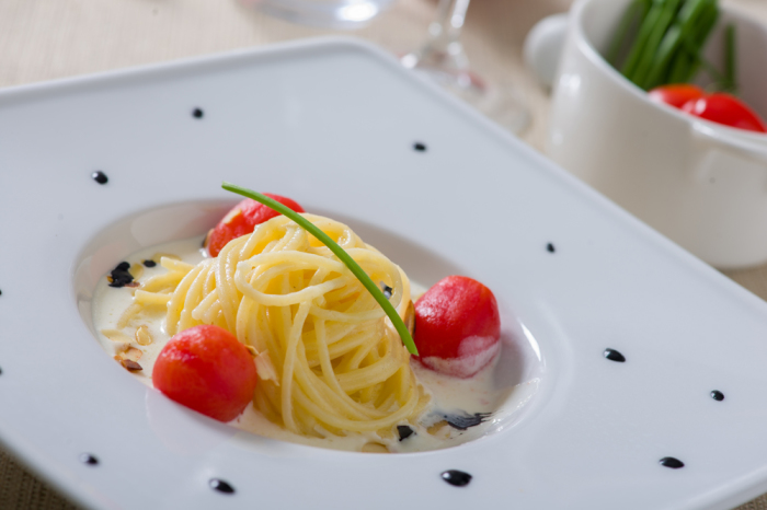 Spaghetti senza glutine pecorino, pomodorini e nero di seppia