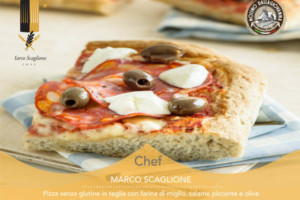 Pizza senza glutine in teglia con farina di miglio, salame piccante e olive