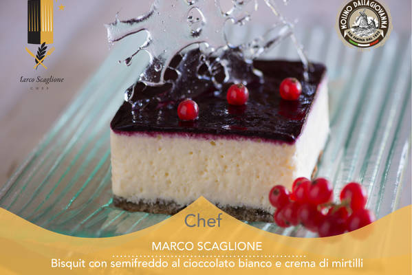 Bisquit con semifreddo al cioccolato bianco, salsa di mirtilli e griglia di zucchero