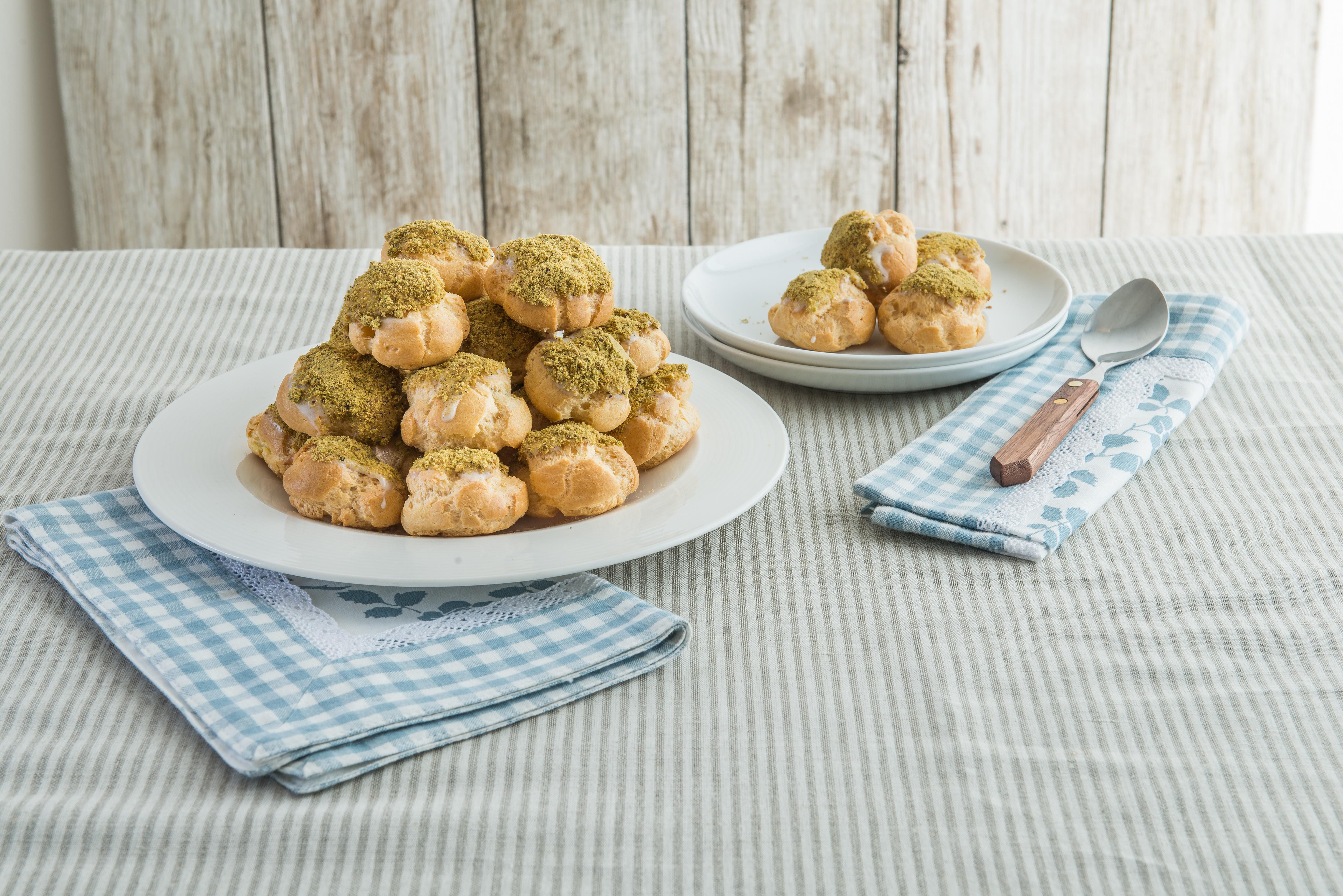 Bignè con mousse di banana e granella di pistacchi