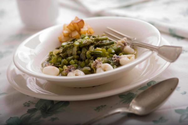 Gluten-free asparagus soup with cuttlefish and potatoes