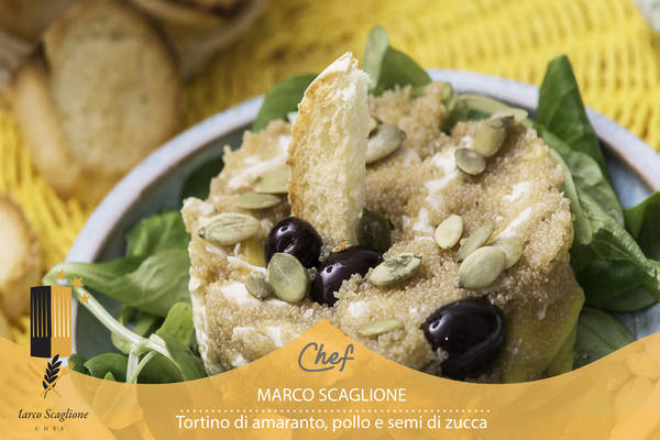 Tortino d'amaranto senza glutine con pollo, olive, mango, semi di zucca