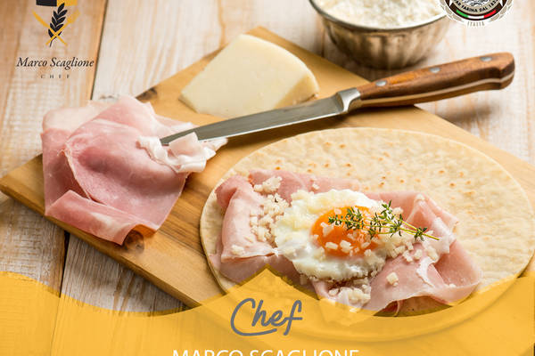 Piadina con prosciutto cotto, uovo all’occhio di bue, pecorino e timo