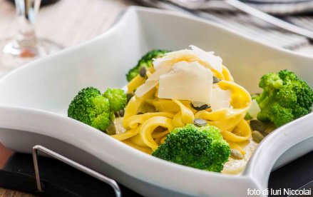 Gluten-free egg tagliatelle with chickpea cream, green broccoli and parmesan flakes